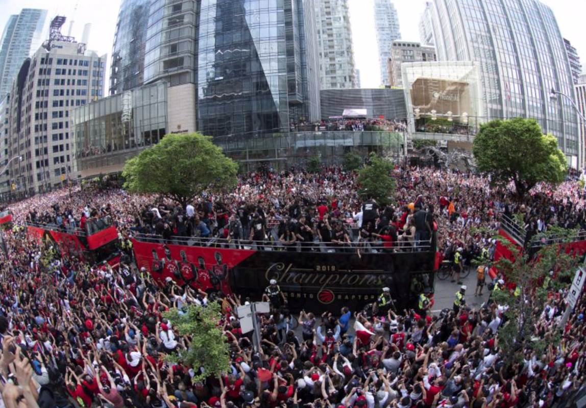 AYOYE...Un SHOOTING pendant la parade des Raptors...