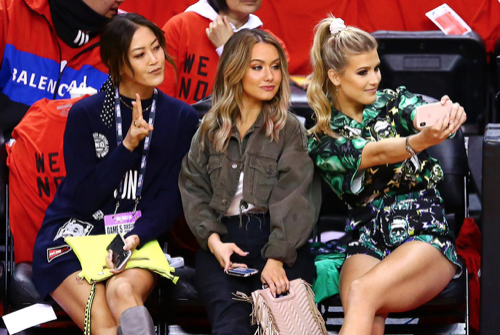 Eugénie Bouchard était encore COURTSIDE au match des Raptors....MAIS...