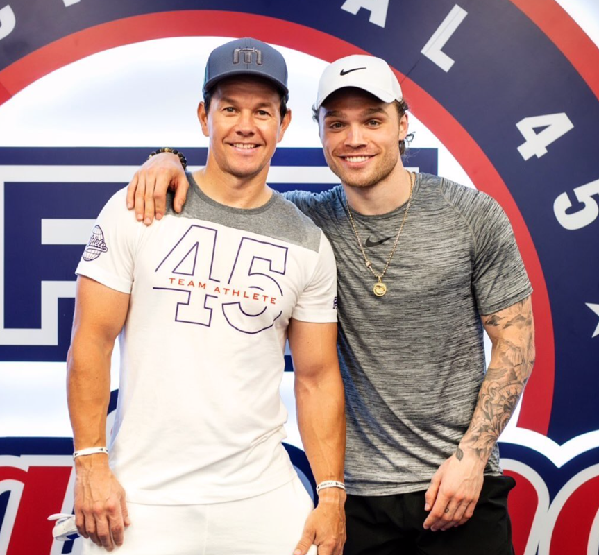 HAHA...Max Domi s'entraîne avec son père et Mark Wahlberg...