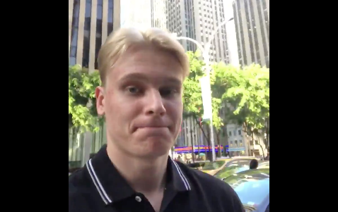 Kaapo Kakko.....N'est pas à l'aise devant une CAMÉRA..