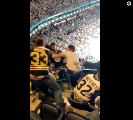 Vidéo: Les fans des Bruins se battent entre eux!!!