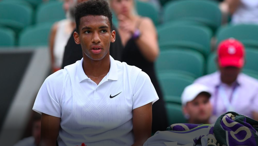 Félix Auger-Aliassime reçoit des fleurs....de Novak Djokovic....