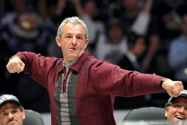 HAHA...Le nouveau coach des Ducks va marcher les fesses serrées...