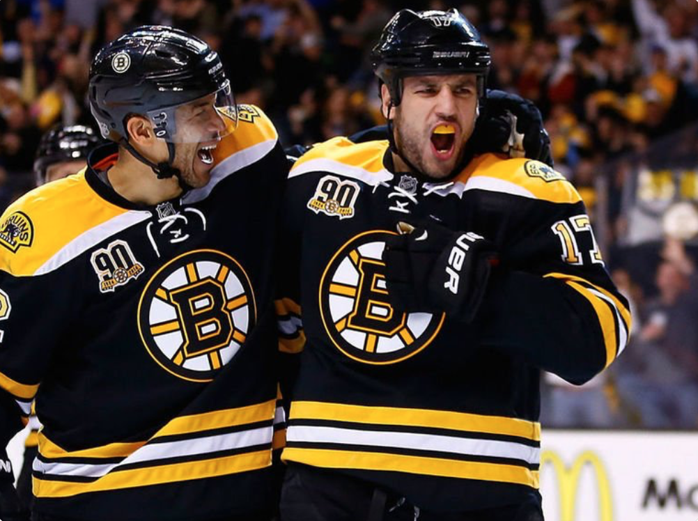 Jarome Iginla a CROSSÉ Milan Lucic SOLIDE...