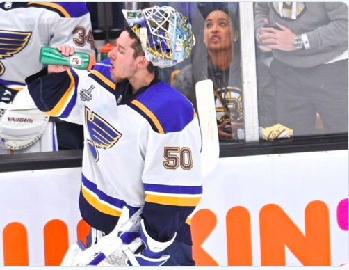 Jordan Binnington et les Blues vont passer un SALE MOMENT devant l'arbitre...