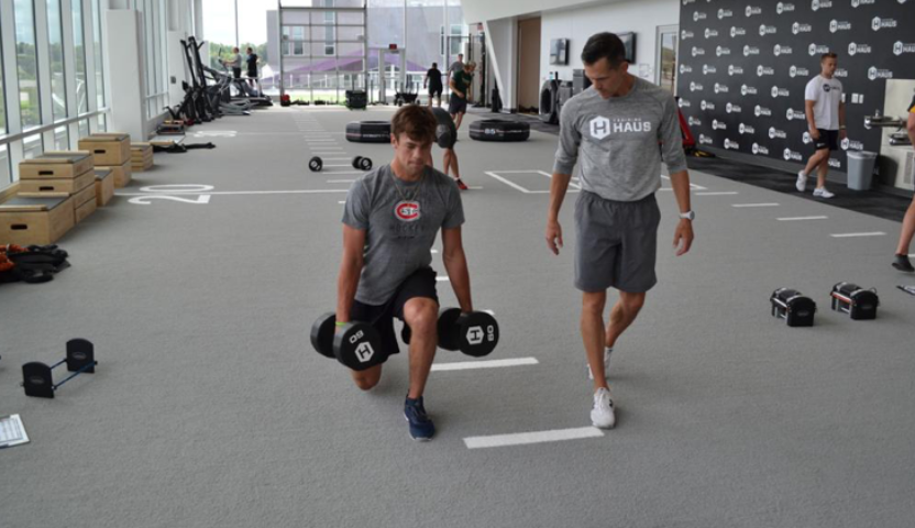 Le coach du conditionnement physique de Ryan Poehling...est un MALADE MENTAL....
