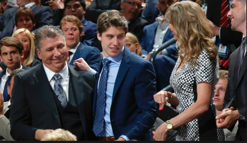 Le père de Mitch Marner BALANCE du revers de la MAIN les comparaisons avec Nikita Kucherov.