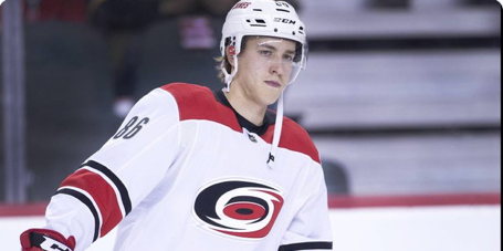 Même Teuvo Teravainen...Avoue que son CHUM Sebastian Aho...