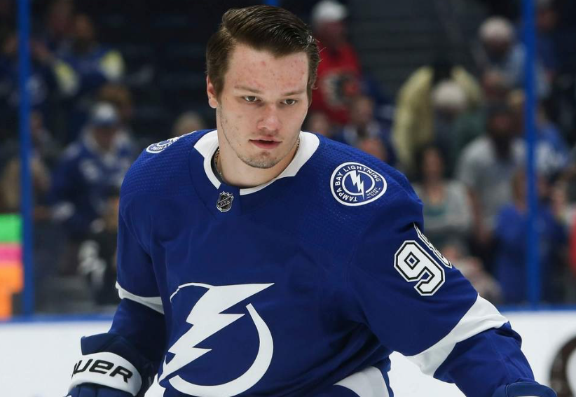 Mikhail Sergachev va jouer...à droite....