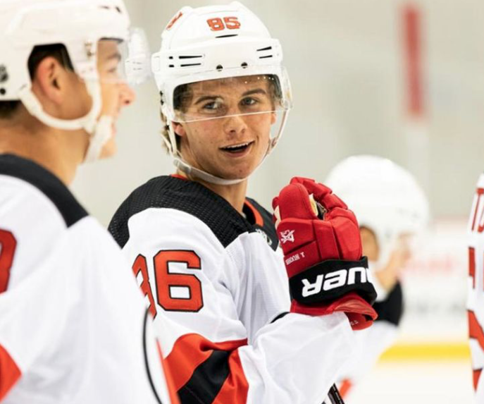 OUCH...Jack Hughes est en train de tout cassé...