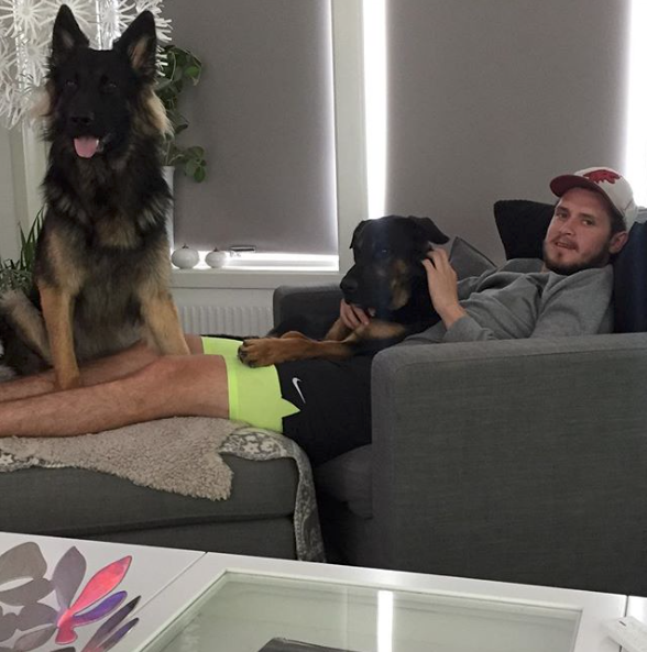 OUCH...Oliver Ekman-Larsson se fait attaquer par son chien...