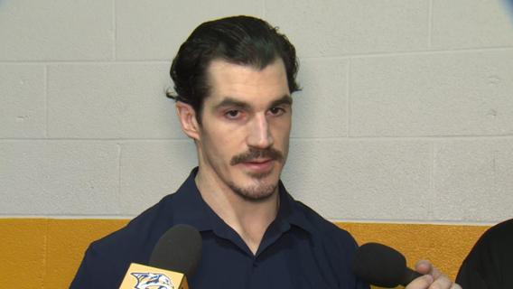 Brian Boyle reçoit un appel...