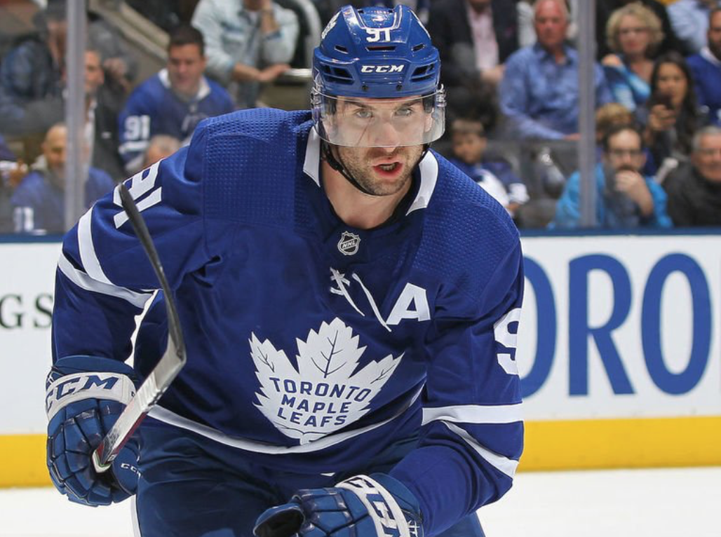 Ça joue du COUDE entre John Tavares et Auston Matthews pour le poste de CAPITAINE...