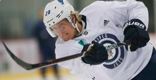 Patrik Laine vs la direction des Jets: le TORCHON BRÛLE...