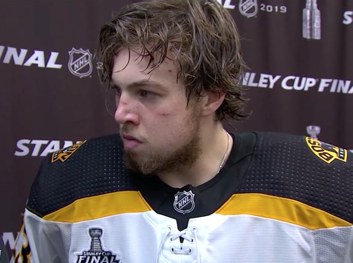 Charlie McAvoy va se faire crosser...