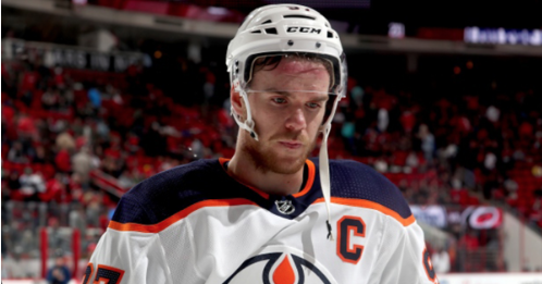 Connor McDavid se fait NIAISER....