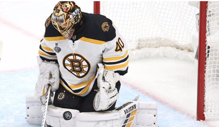 Tuukka Rask vient de donner une GROSSE TAPE dans le dos de Keith Kinkaid...