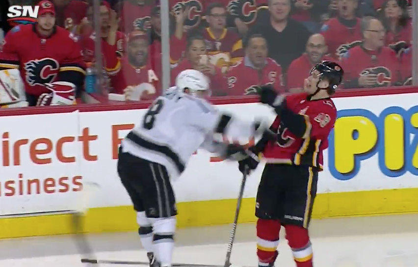 HAHA...Drew Doughty continue de NARGUER Matthew Tkachuk...