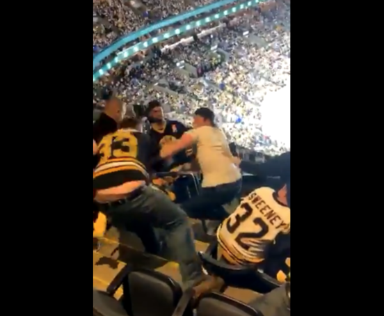 HAHA...Une danseuse qui donne un show au match des Bruins !!!