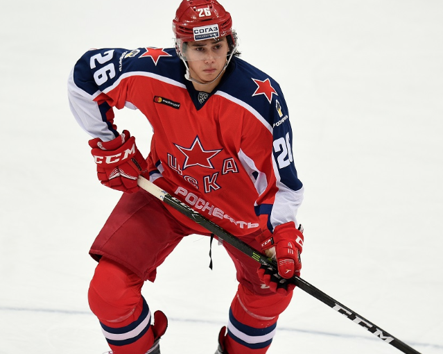 Le coach d'Alex Romanov continue son intimidation...