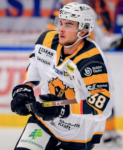 Le coach de Jacob Olofsson essaie vraiment...