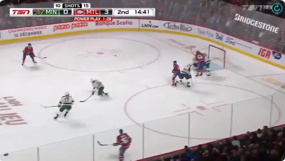 Le gars bloque 3 lancers de Weber, ET...