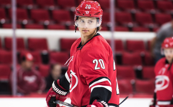Les médias de la Caroline sont sur le DOS de Sebastian Aho..