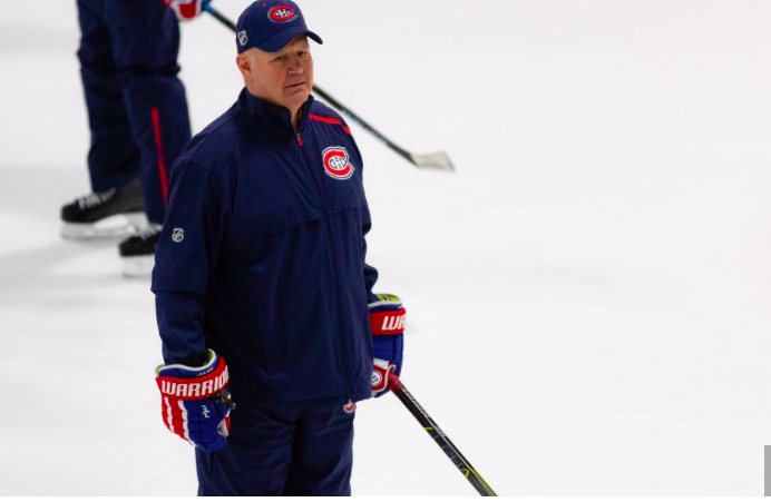 Claude Julien PÈTE une COCHE à L'ENTRAÎNEMENT..