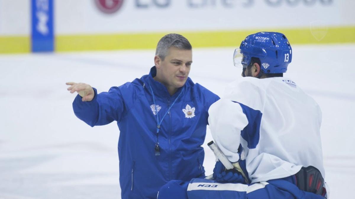 Le nouveau coach des Leafs ne NIAISE PAS...