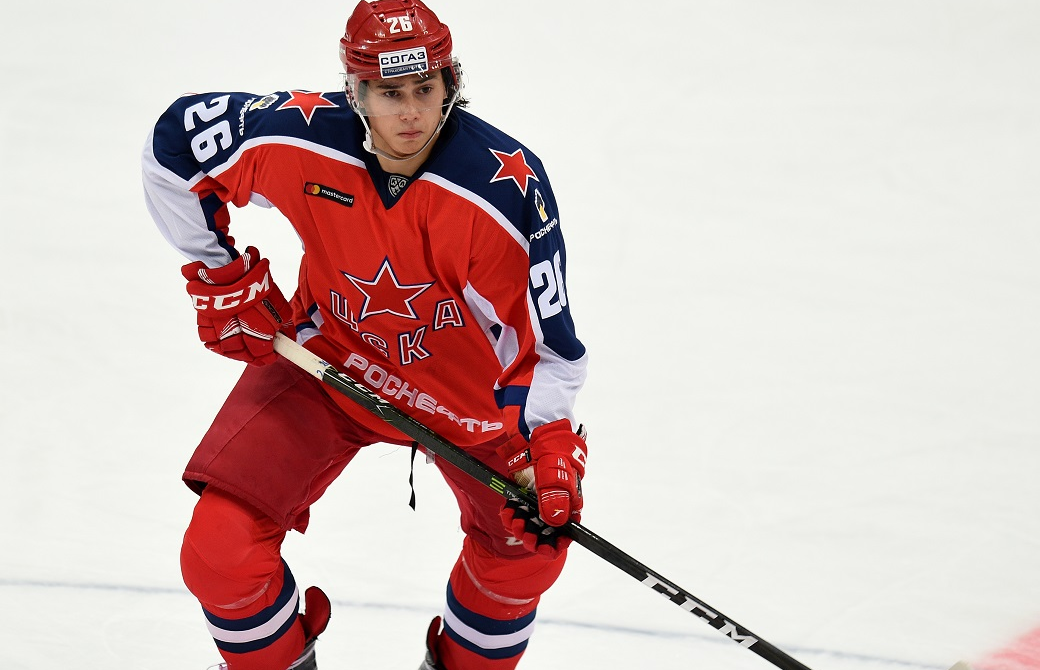 Alex Romanov RÉCHAUFFE toujours le banc..