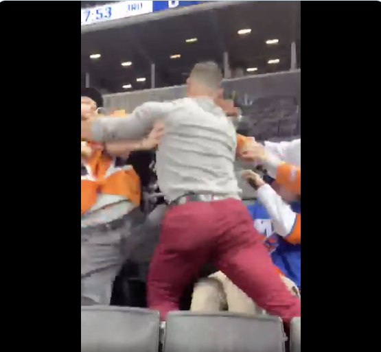 BAGARRE VIOLENTE dans les estrades au match des Islanders..