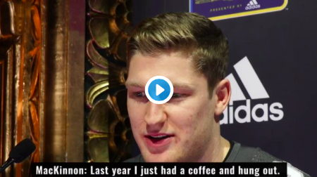 HAHA!!!! Nathan MacKinnon continue de PAYER son TIM HORTONS!!!!!!