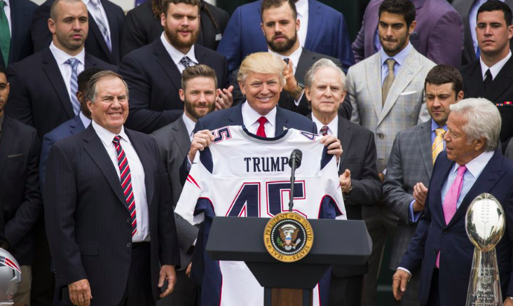 Donald Trump ne sait pas les deux équipes du SUPERBOWL...