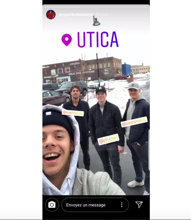 Jesperi Kotkaniemi qui fait semblant d'être content de faire de l'autobus..