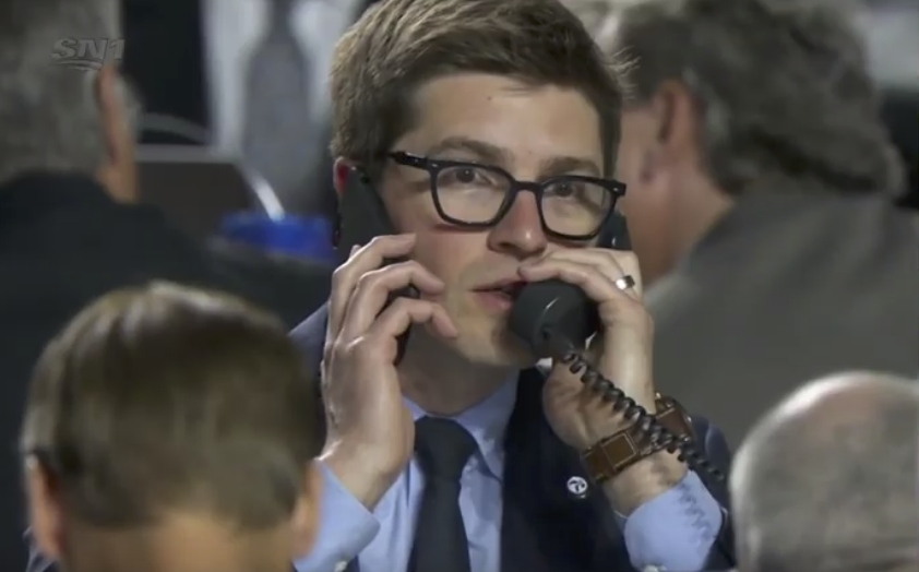 Le téléphone à Kyle Dubas sonne en TA...