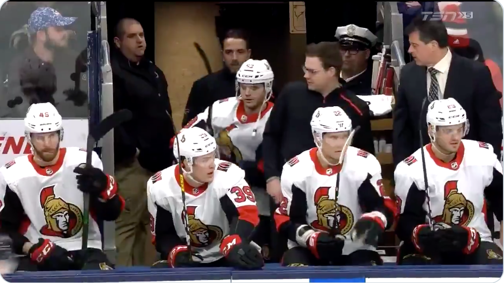 Matthew Peca arrive en retard à son match...