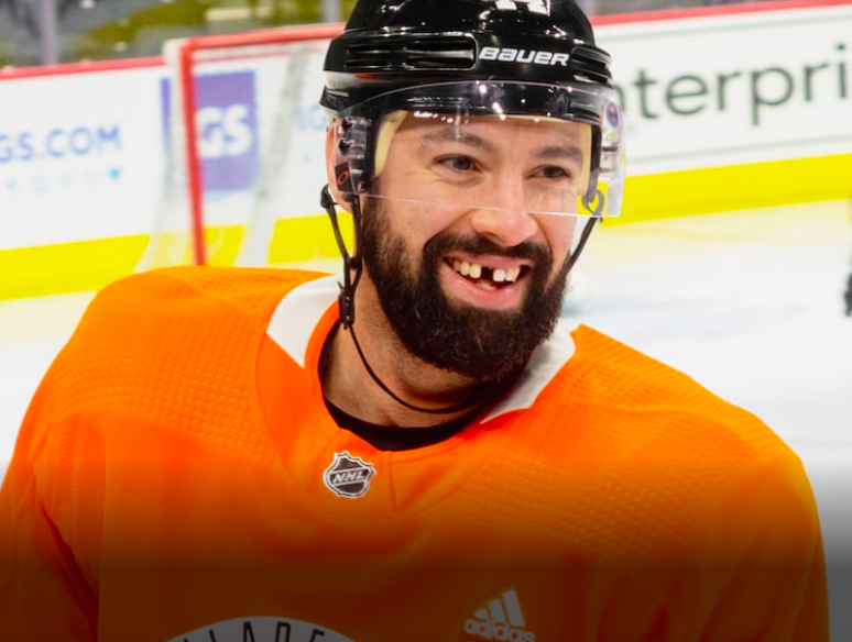 Nate Thompson..Comparé à la MASCOTTE des Flyers..