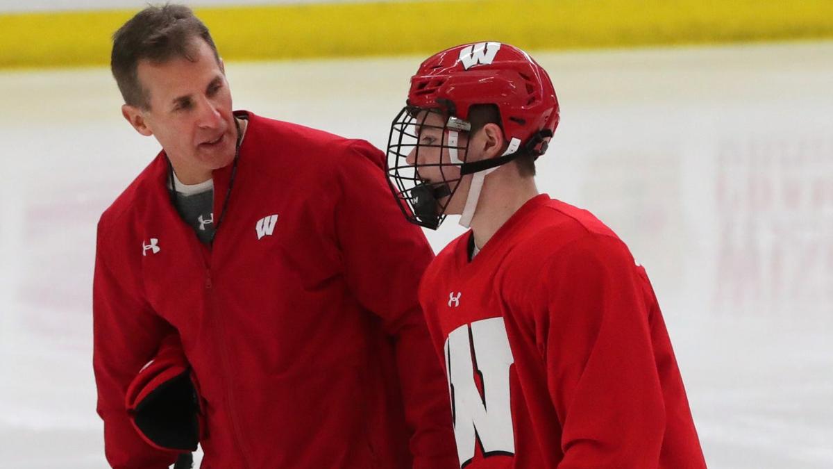 Cole Caufield en TABARN...contre son coach...