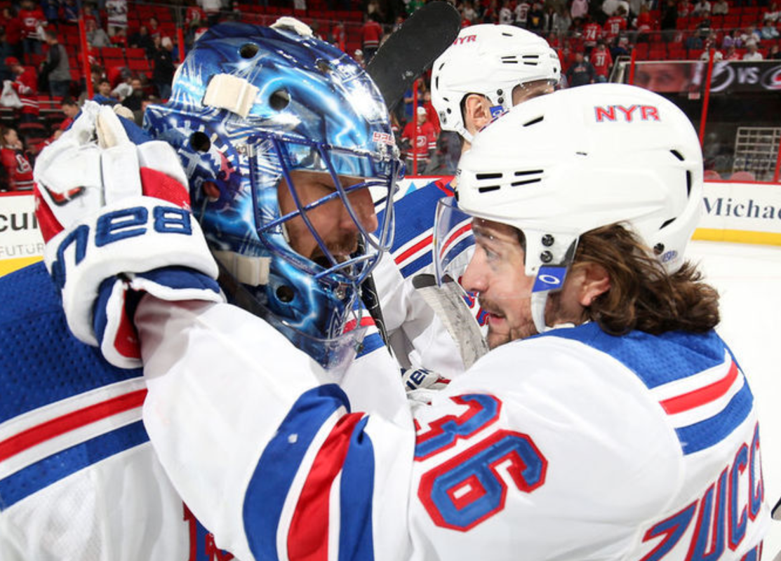 Mats Zuccarello attaque les Rangers...