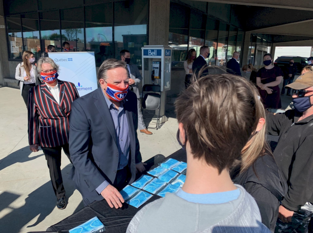 François Legault se pensait FRAIS en invitant Marc Bergevin et Jonathan Drouin pour distribuer des MASQUES..