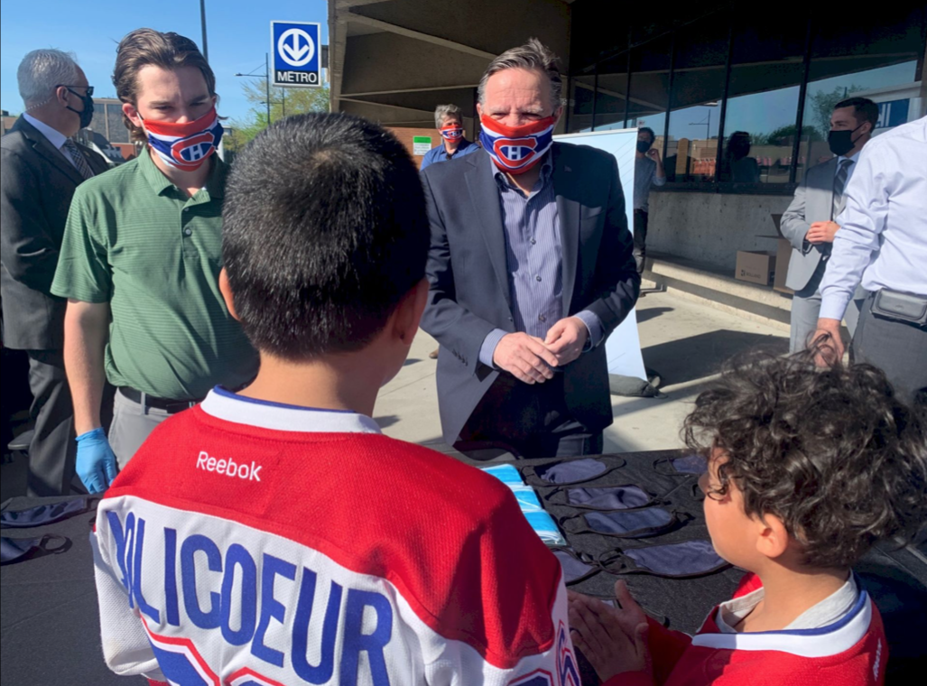 François Legault se pensait FRAIS en invitant Marc Bergevin et Jonathan Drouin pour distribuer des MASQUES..