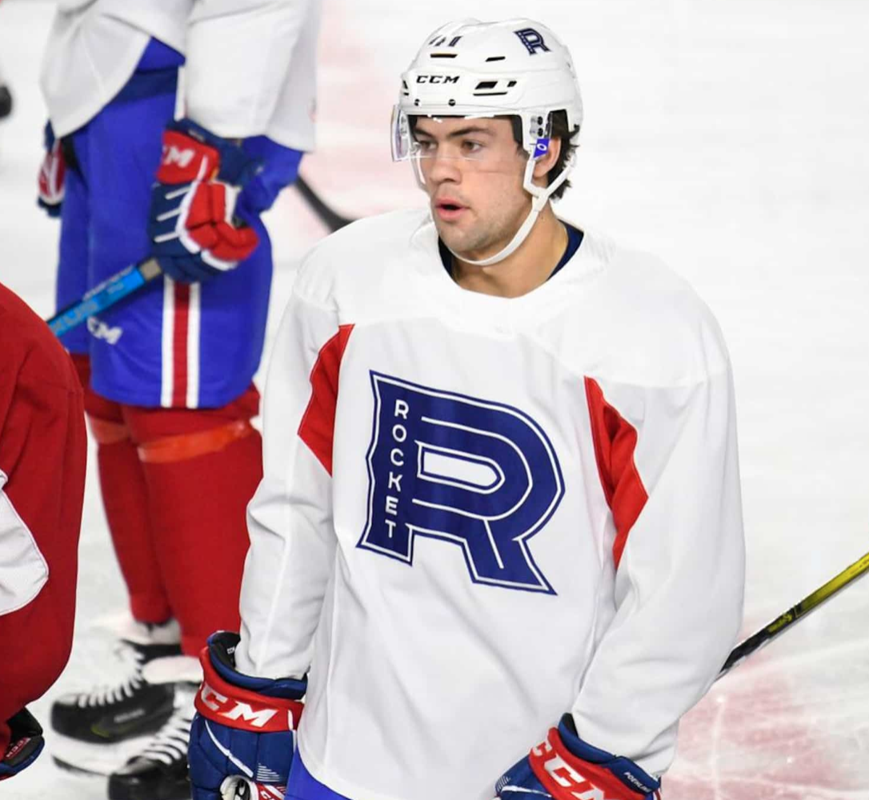 Joel Bouchard protège Ryan Poehling comme un papa...