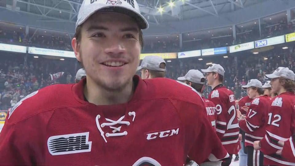 Nick Suzuki le voit comme un NHLer...