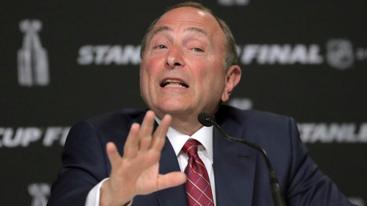 OUCH...Gary Bettman humilié par un PLOMBIER !!!