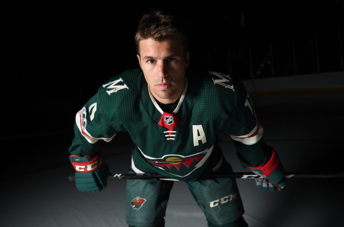 Zach Parise NARGUE les jeunes Canucks...