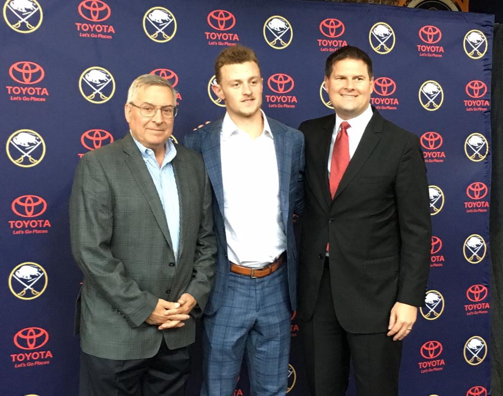 Jason Botterill ne voulait pas donner ce contrat à Jack Eichel...