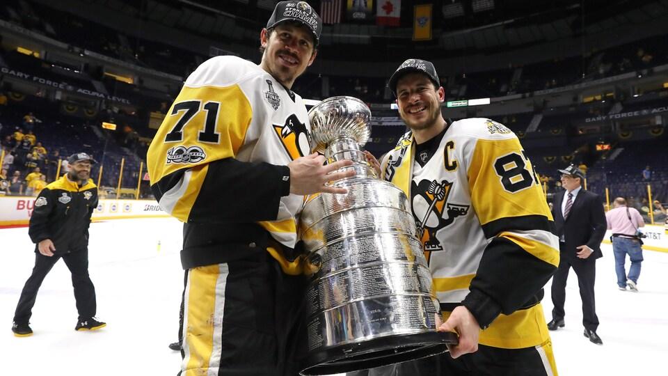 Sidney Crosby et Evgeni Malkin ne sont pas atteints de la COVID-19....