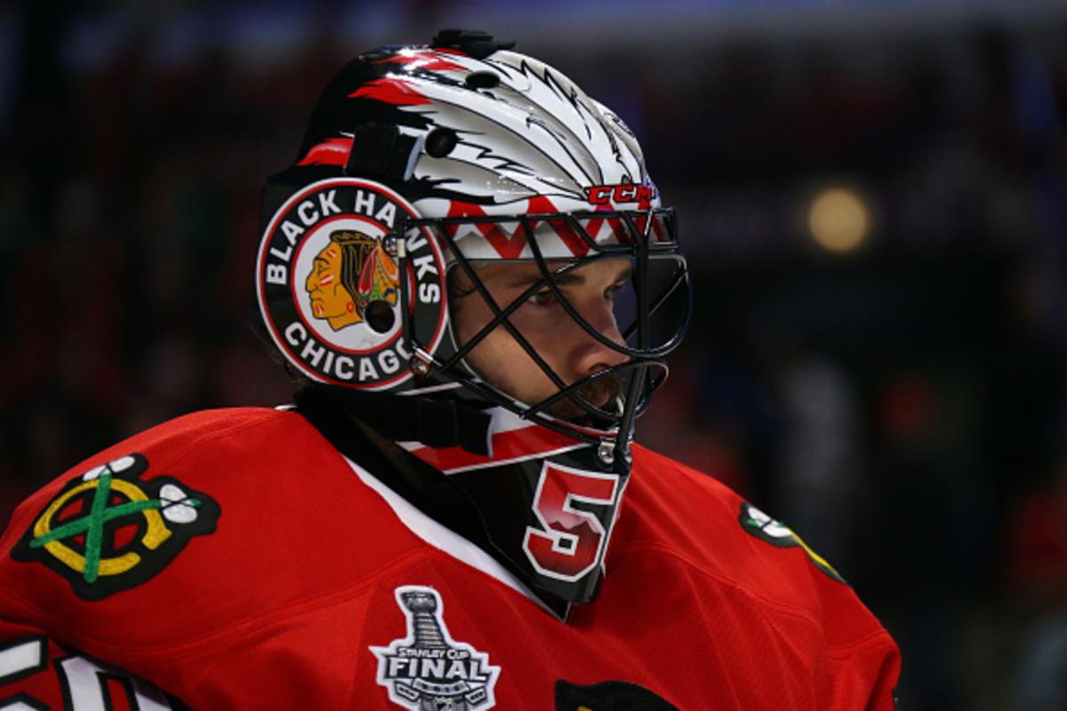 Corey Crawford s'est pogné le cul solide pendant la pause...