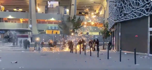 À Paris... La POLICE ATTAQUÉE par les HOOLIGANS...