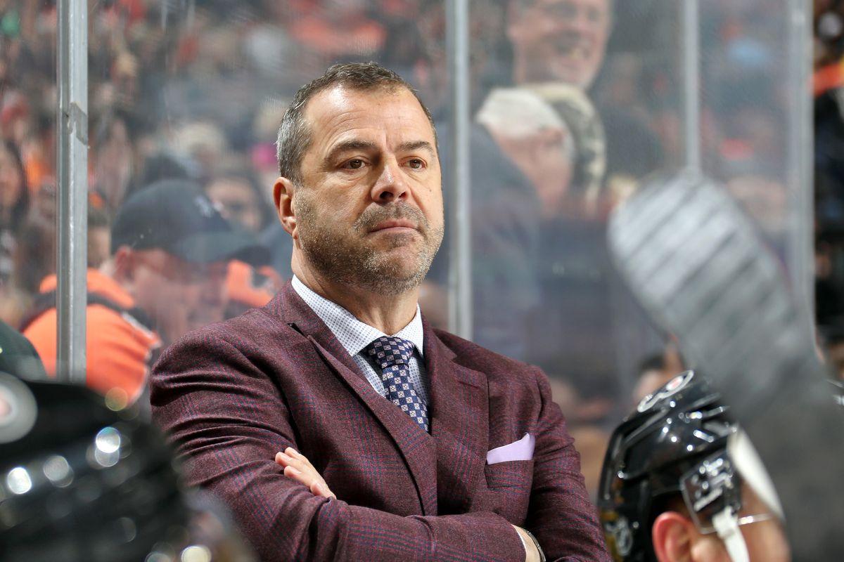 Alain Vigneault a encore RATÉ la CHANCE...de se FARMER la YEULE....